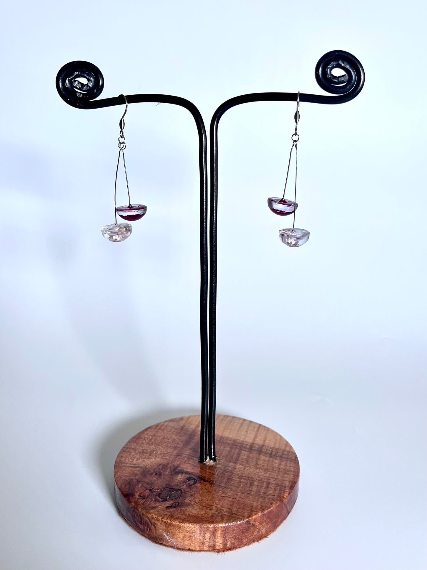 Orecchini pendenti con doppia perla in resina