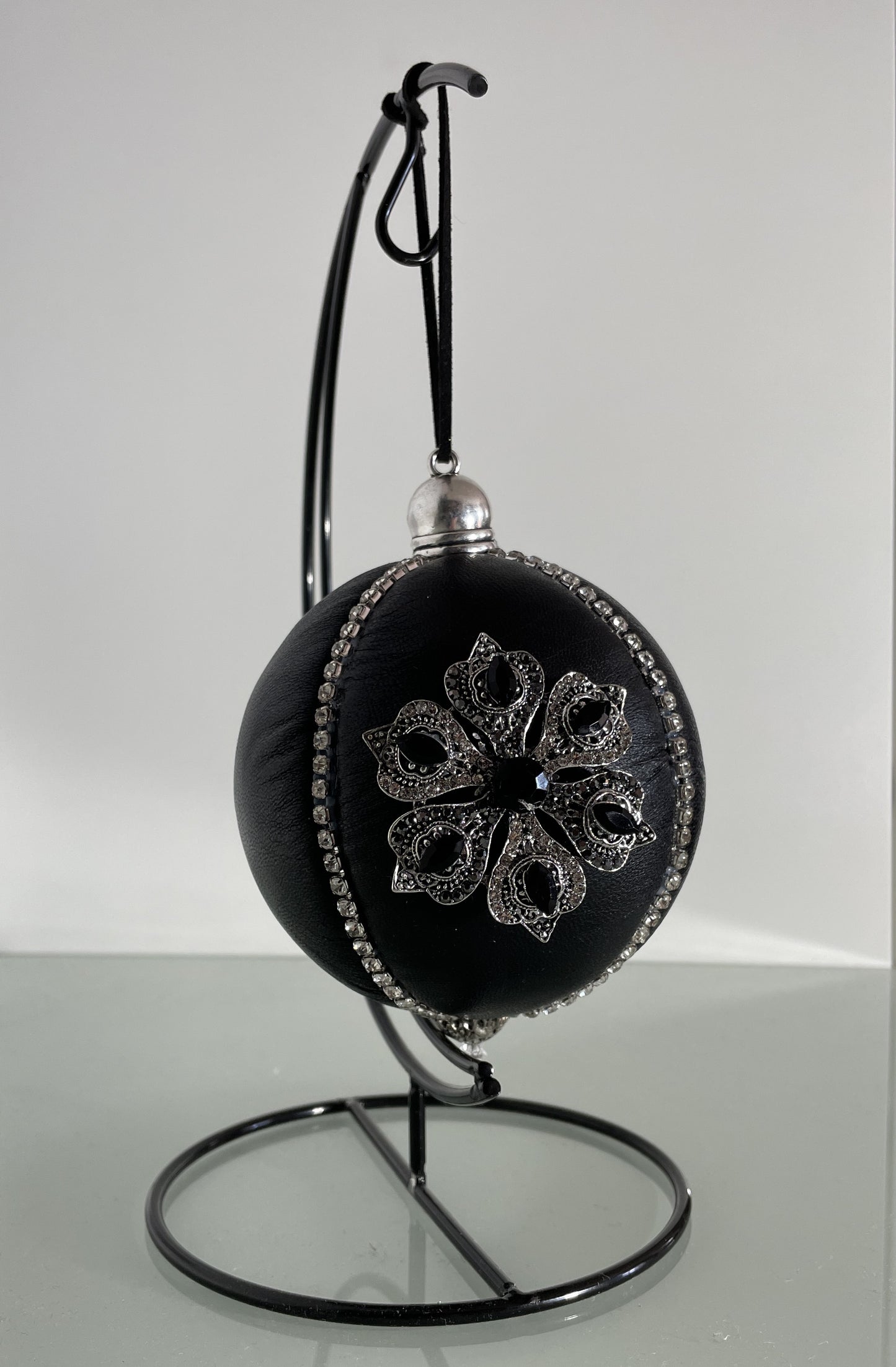 Pallina di Natale in pelle Nera con decorazione