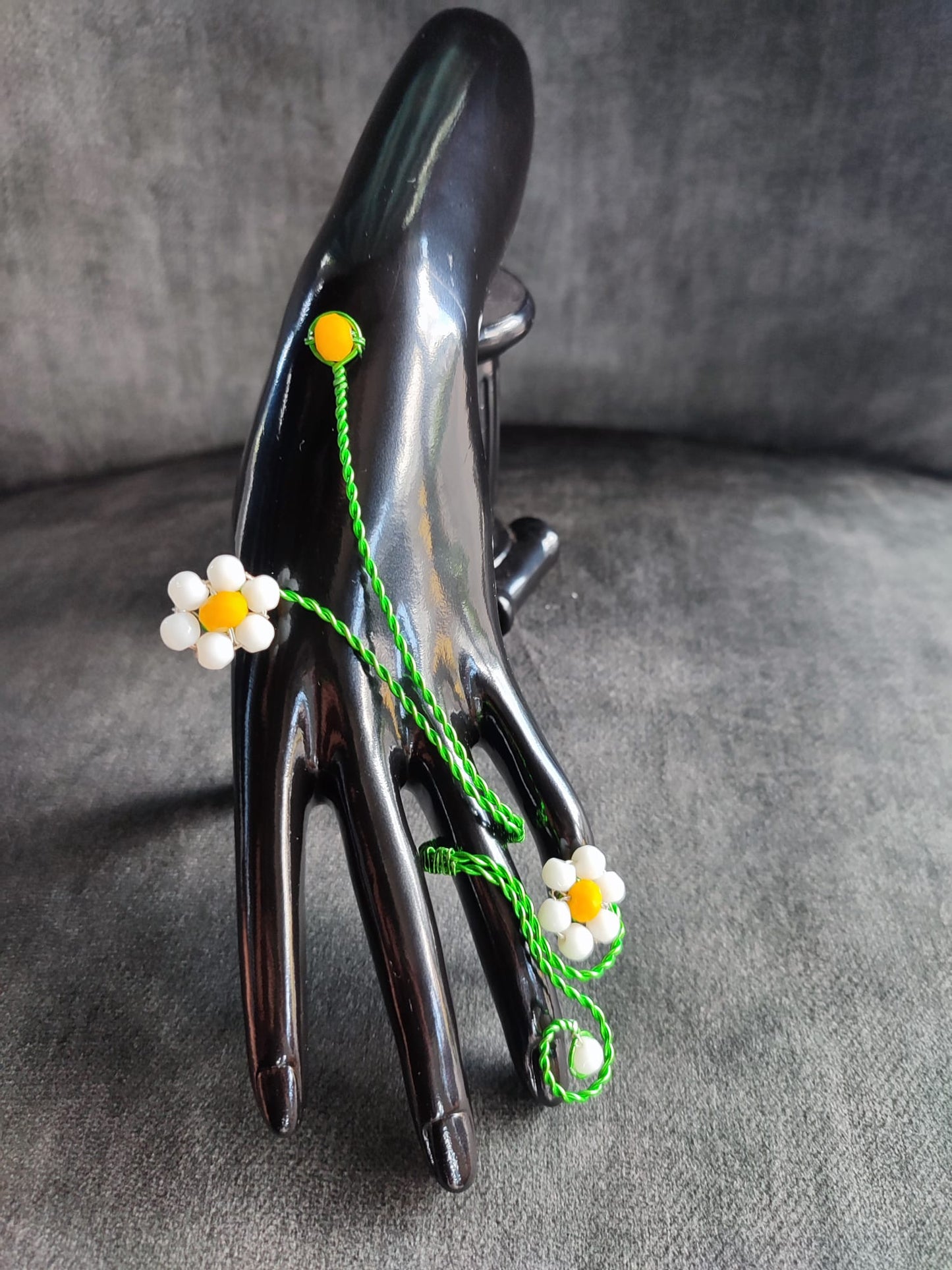 Anello verde Margherita con le pietre .