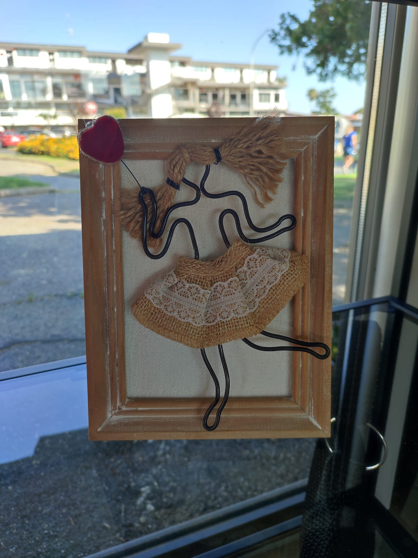 Cornice con la ragazza