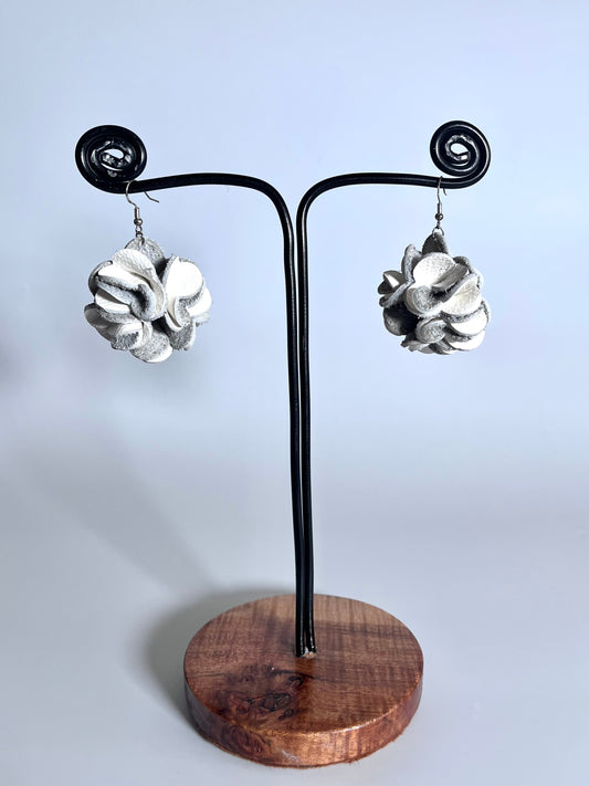 Orecchini artigianali a fiore in pelle bianca