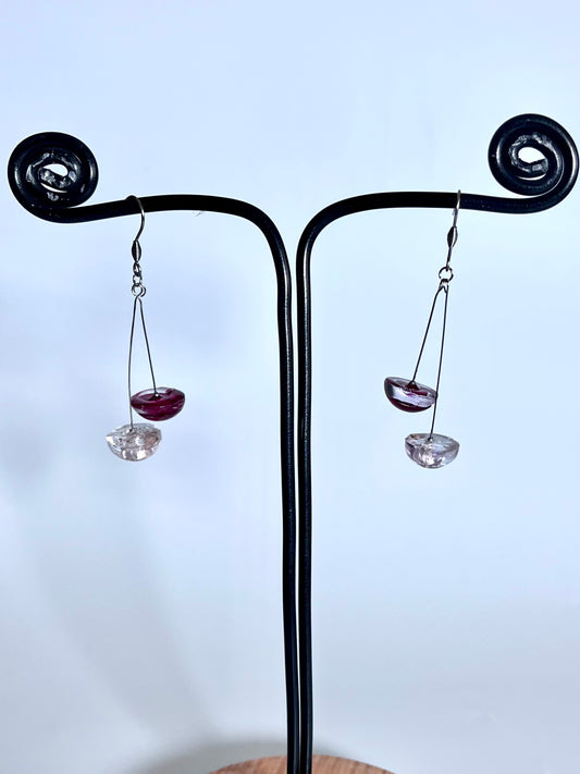 Orecchini pendenti con doppia perla in resina