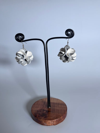 Orecchini artigianali a fiore in pelle bianca