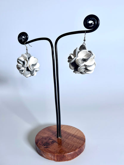 Orecchini artigianali a fiore in pelle bianca