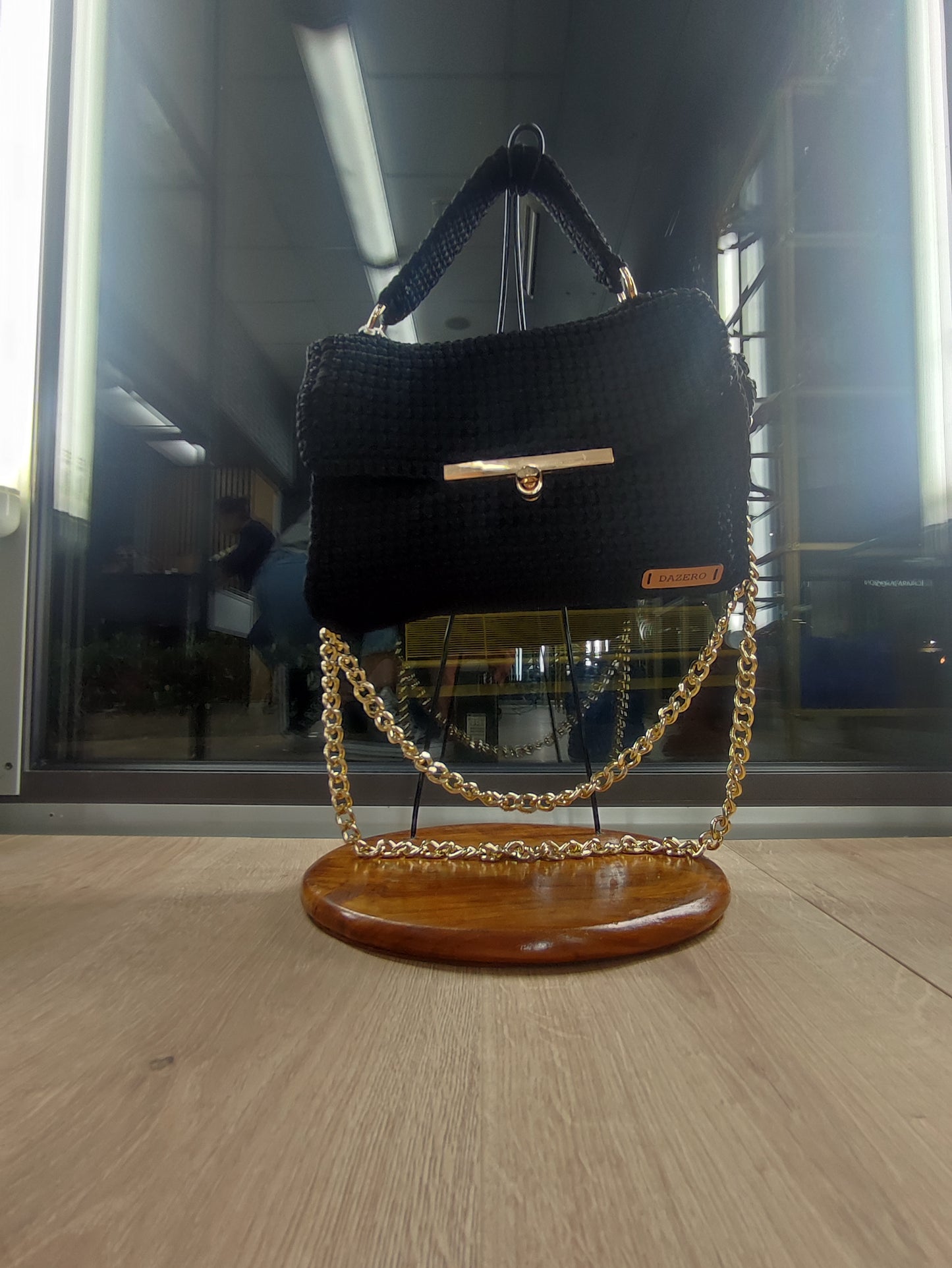 BORSA NERA CON CATENINA ORO
