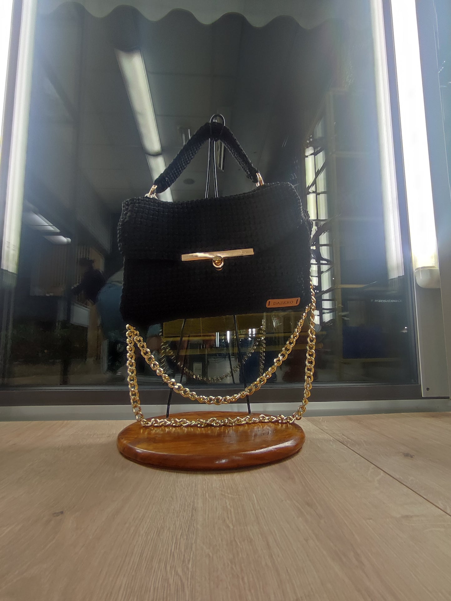 BORSA NERA CON CATENINA ORO