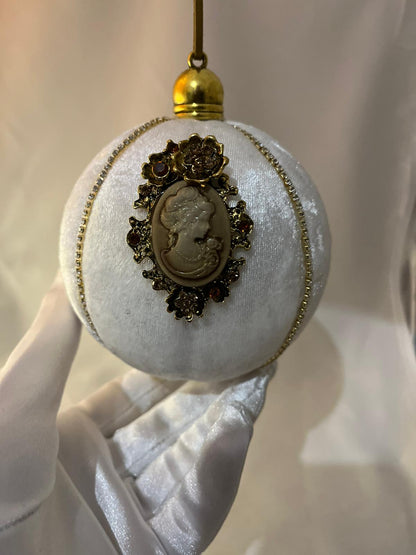 Pallina di Natale in velluto bianco e cammeo