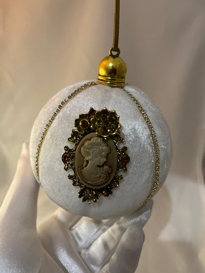 Pallina di Natale in velluto bianco e cammeo