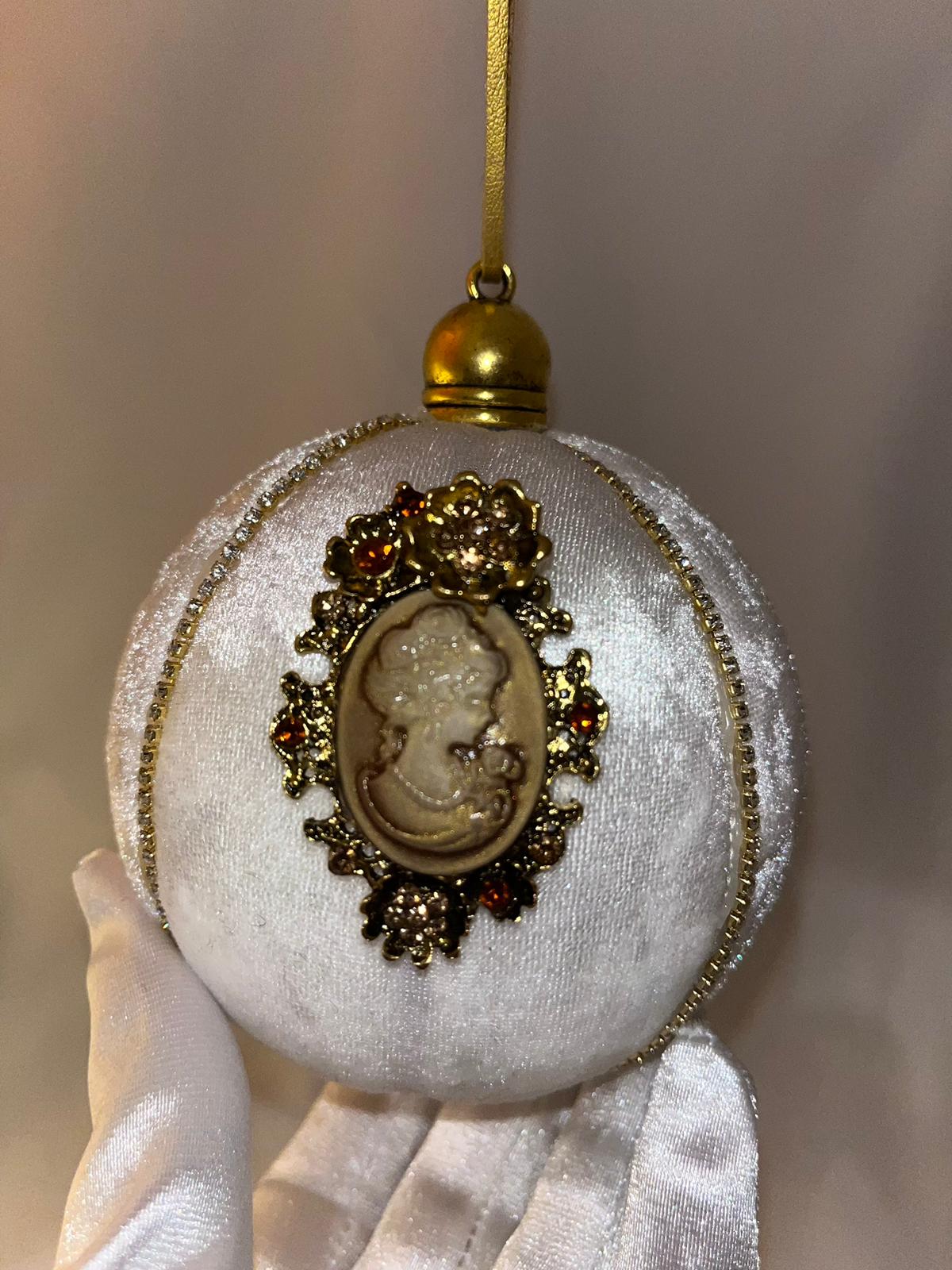 Pallina di Natale in velluto bianco e cammeo