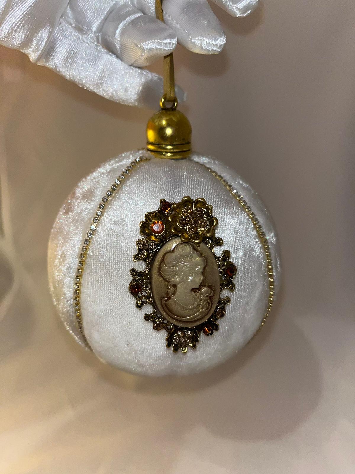 Pallina di Natale in velluto bianco e cammeo