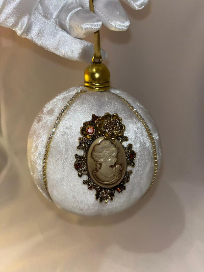 Pallina di Natale in velluto bianco e cammeo