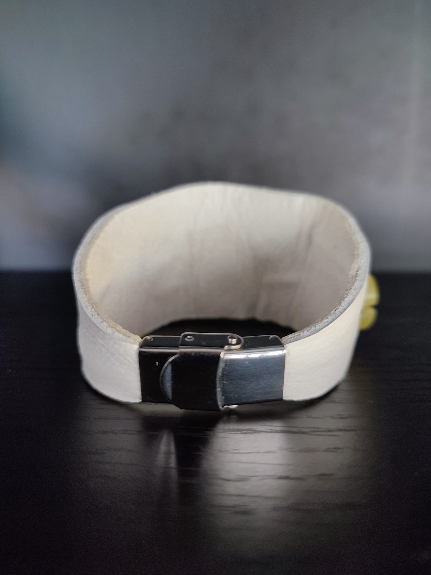Bracialetio di pelle con fiore di pietra