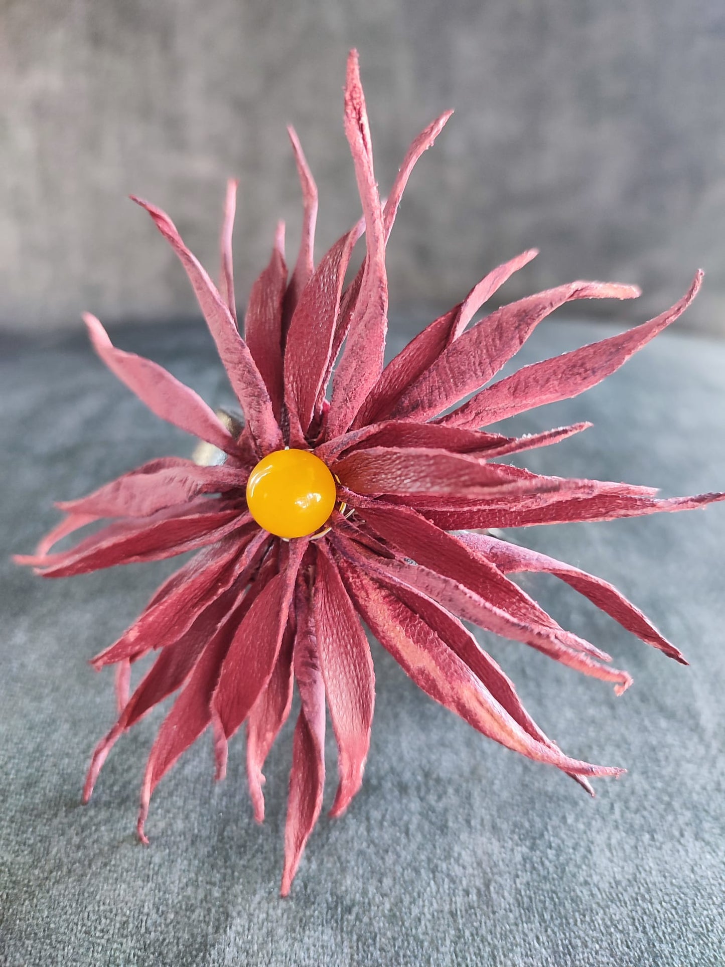 Bracialetto  in vera pelle con fiere rosso