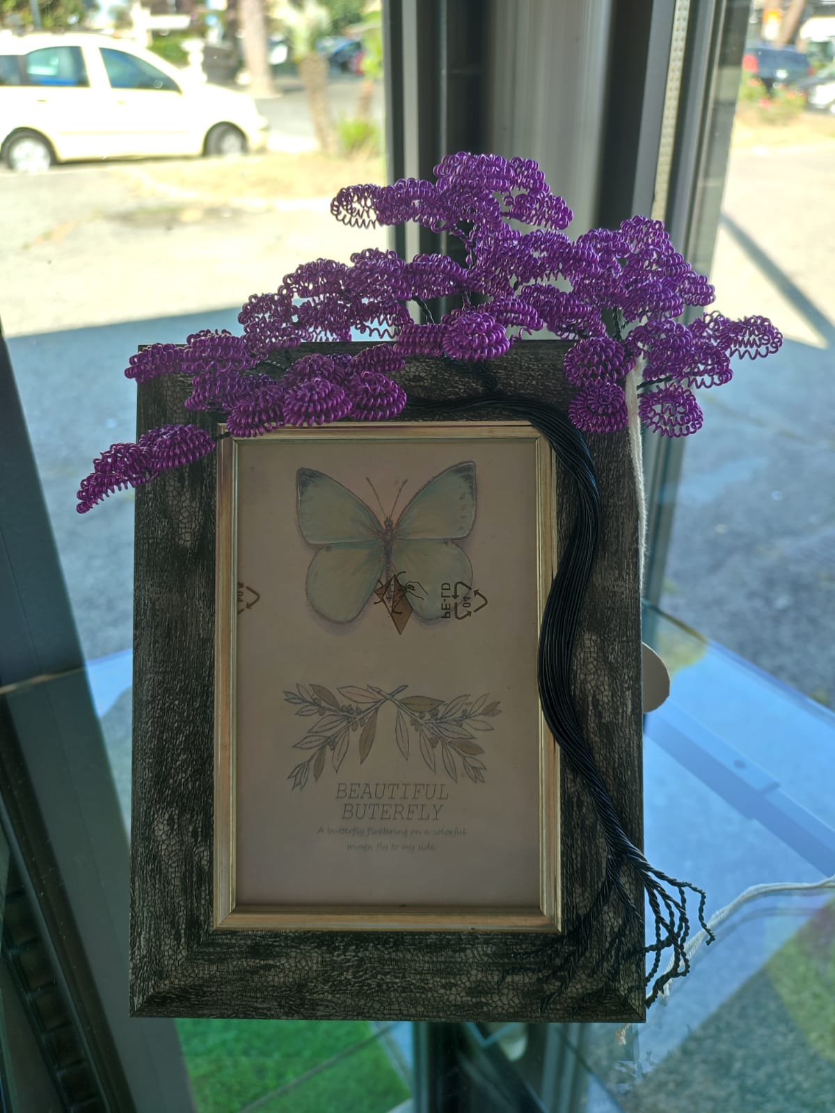 Cornice con bonsai viola