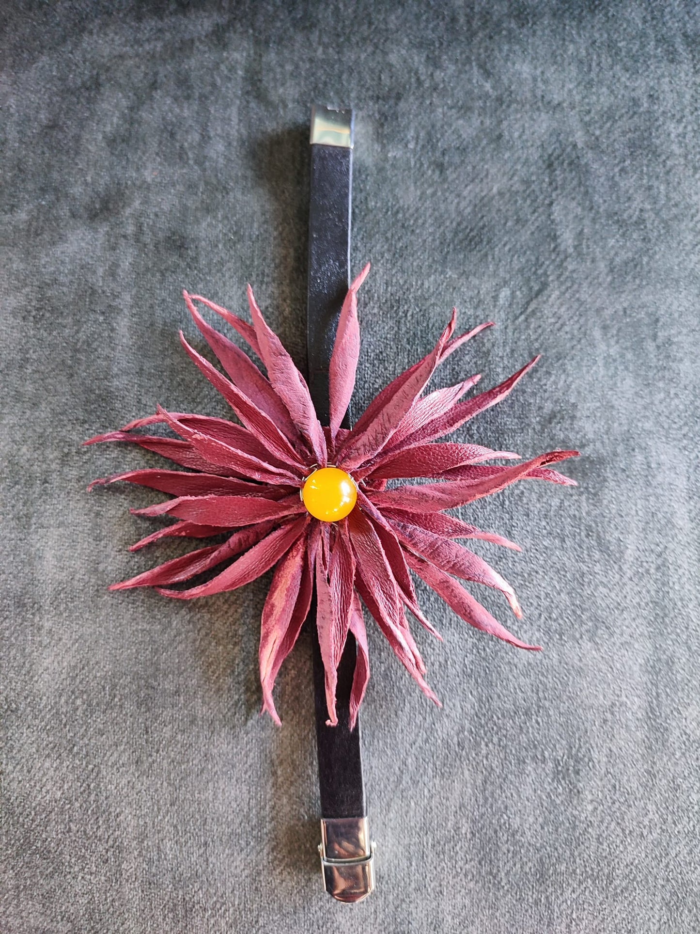 Bracialetto  in vera pelle con fiere rosso