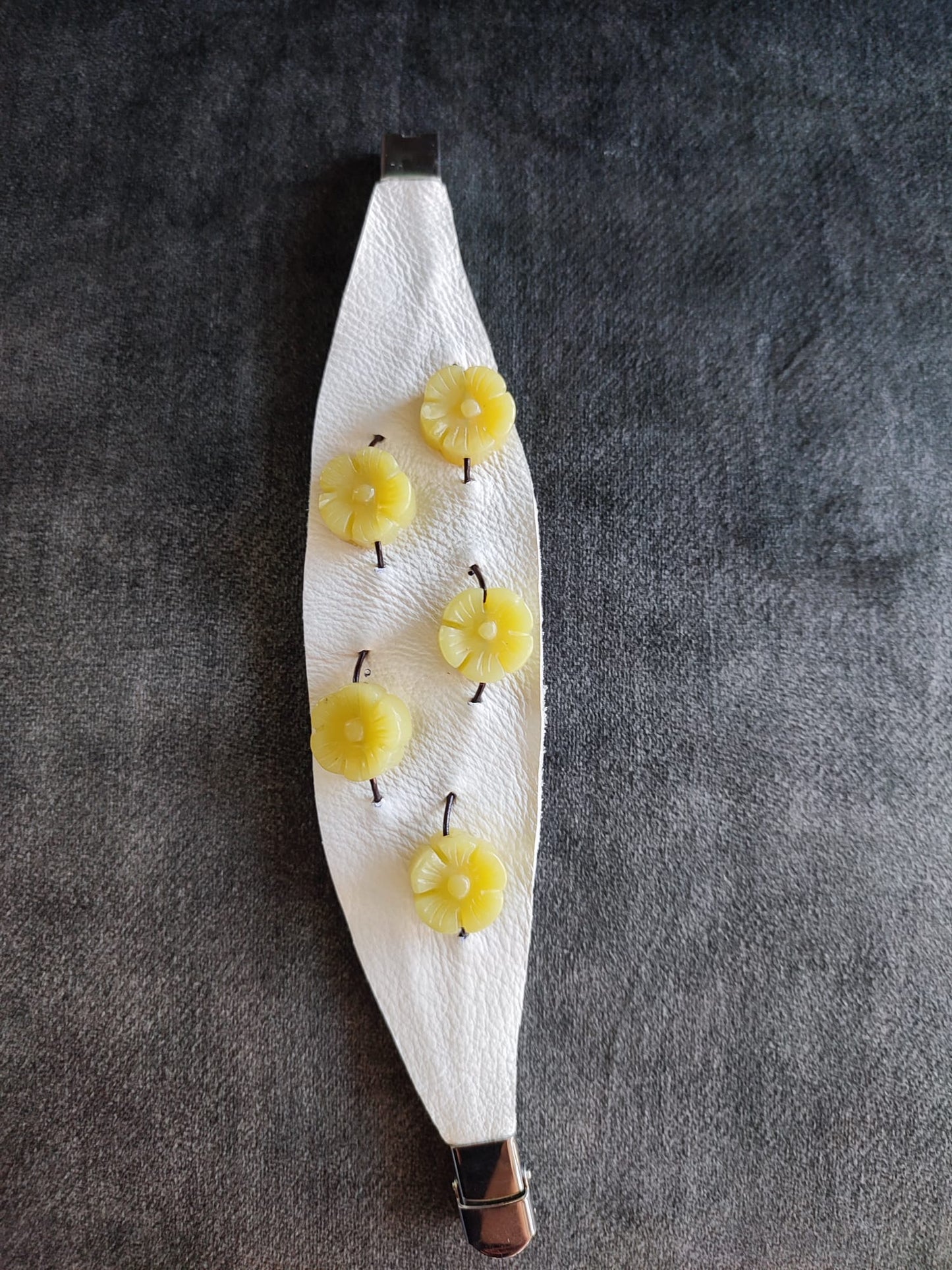 Bracialetio di pelle con fiore di pietra