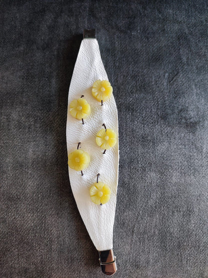 Bracialetio di pelle con fiore di pietra
