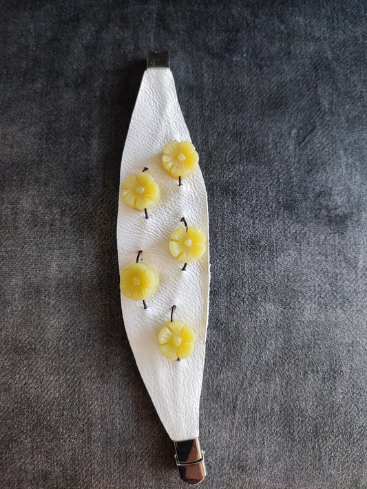 Bracialetio di pelle con fiore di pietra