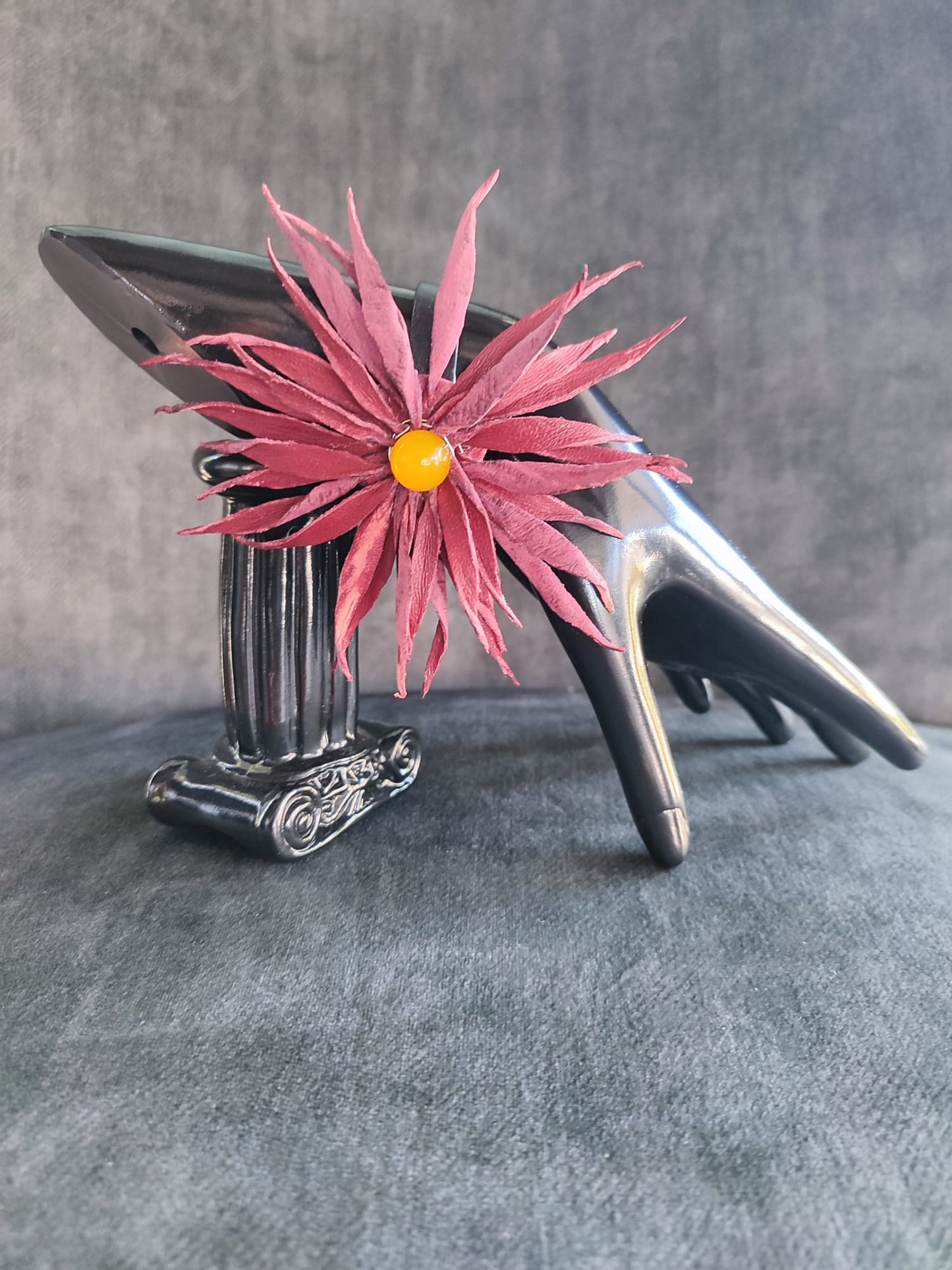 Bracialetto  in vera pelle con fiere rosso