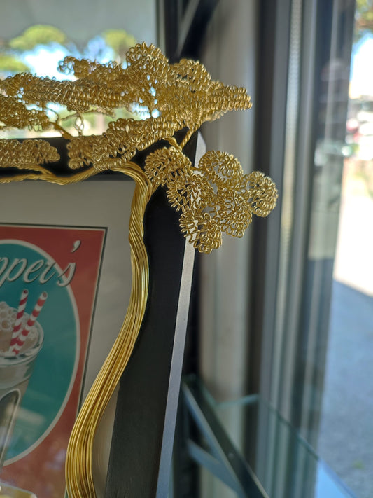 Cornice con bonsai dorato