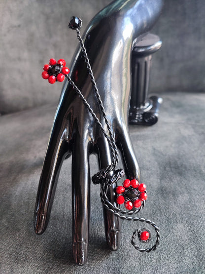 Anello nero  rosso con cristalli